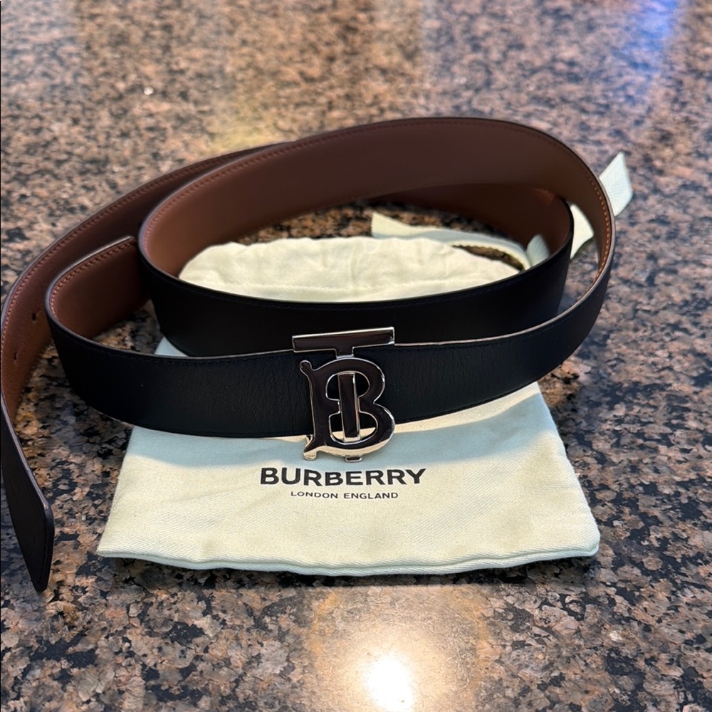 Burberry Black and Brown Women’s/men’s reversible Belt. 52” long.